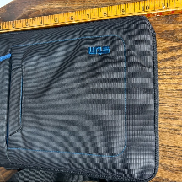 STM tablet bag. Almost new. Gray and blue with long strap. Padded bag - Picture 7 of 8